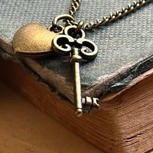 Collier clé et coeur Alice, breloques vintage en bronze fin avec carte de citation d'Alice « Nous sommes tous fous ici », bijoux bohème, coffret cadeau