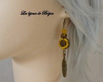 Boucles d'oreilles longues boho chic jaune/orangé et bronze en perle tchèque fleur et pendentif plume