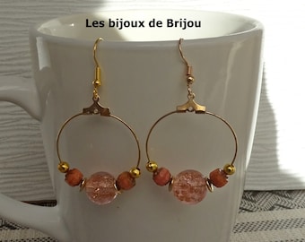 Boucles d'oreilles élégantes créoles dorées, perles roses