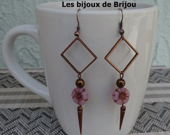 Boucles d'oreilles chics et originales carrés et fleurs et pics, rose et cuivré