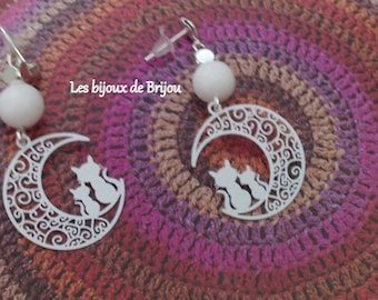 Boucles d'oreilles pendantes demi-lune chats estampes filigranées blanc, perles verre blanc et métal argenté