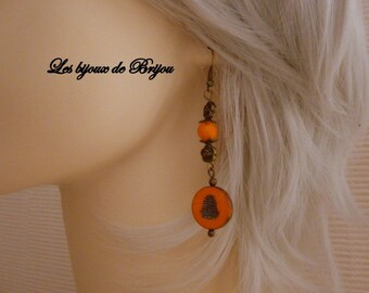 Boucles d'oreilles longues en perles tchèques orange et perles de métal bronze