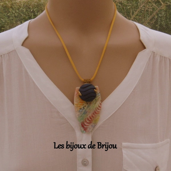 Collier pendentif, pâte polymère, bouton vintage, multicolore, bleu marin, doré et jaune