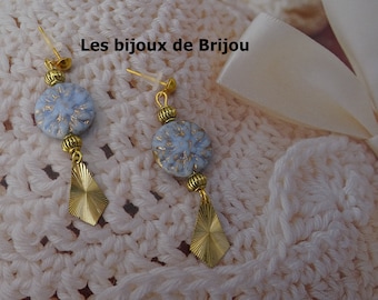 Boucles d'oreilles pendants perles tchèques bleu et doré et perles en métal doré