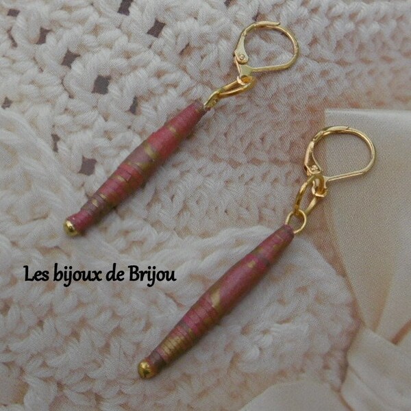 Boucles d'oreilles en perles longues de papier rose foncé, violet et doré