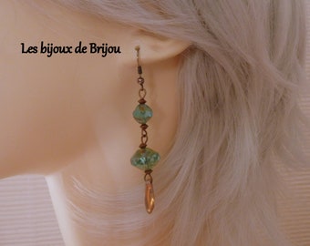 Pendientes originales y elegantes en cuentas de cristal checo verde celadon y cuentas de metal de cobre