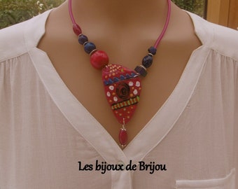 Collier asymétrique rose foncé et bleu marine en pâte polymère à dessins naïfs, perle en verre, en bois et en métal argenté