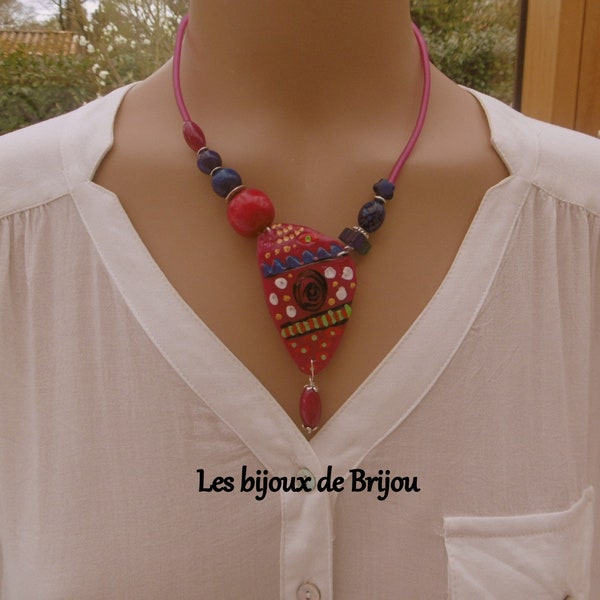 Collier asymétrique rose foncé et bleu marine en pâte polymère à dessins naïfs, perle en verre, en bois et en métal argenté