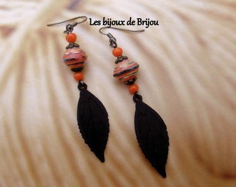 Boucles d'oreilles orange et noir, perle de verre, perles en papier et pendentif feuilles