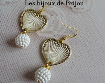 Boucles d'oreilles élégantes coeurs dorés et boules blanches