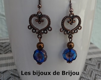 Boucles d'oreilles élégantes métal cuivré et perles de verre tchèque bleu outremer transparent