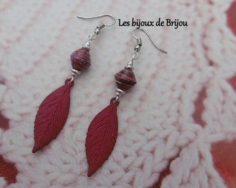 Boucles d'oreilles, perles en papier, métal argenté et pendentif feuilles, rouge, argenté, noir