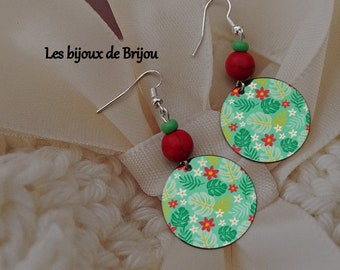 Boucles d'oreilles, métal argenté, perles howlite et rocailles, rouge et vert