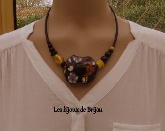 Collier court dans les tons noir et jaune, en pâte polymère fleuri fond noir, perles de verre, perles en howlite et en bois