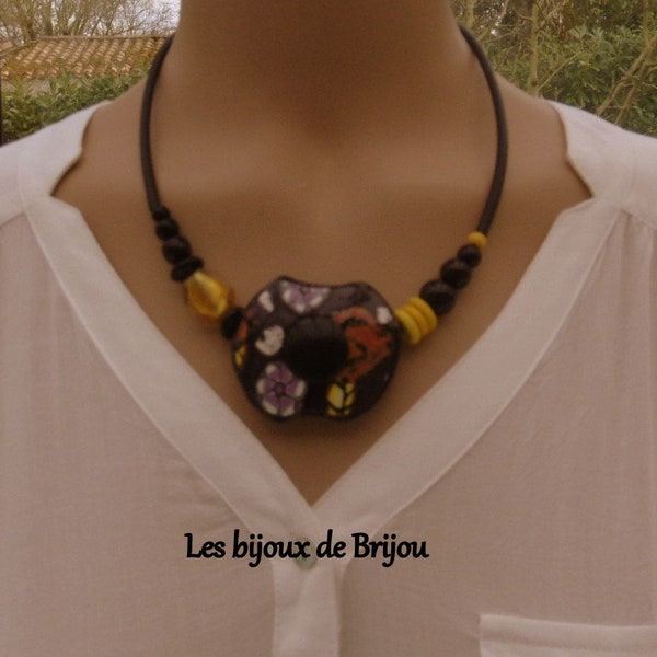 Collier court dans les tons noir et jaune, en pâte polymère fleuri fond noir, perles de verre, perles en howlite et en bois