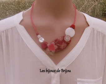 Collier asymétrique fleuri, rouge et blanc, pâte polymère, boutons, fleurs lucites, perle en nacre, perle fleur imitation cinabre