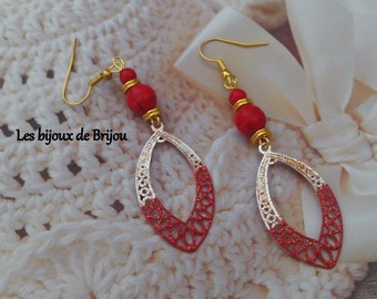 Boucles d'oreilles pendantes doré et rouge, estampe en métal, perles en howlite et perles en métal doré