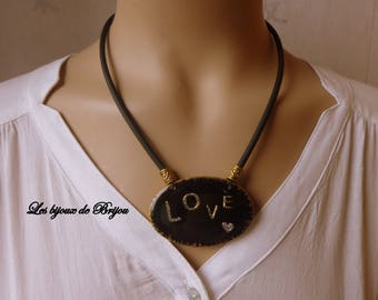 Collier pendentif chic LOVE - pendentif bois léger et perle en métal doré