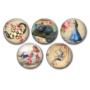 Peut inclure: Ensemble de six cabochons ronds en verre avec des images d'Alice au pays des merveilles. Les images comprennent une théière, le Chat du Cheshire, Alice et le Lapin Blanc, le Chapelier Fou et Alice debout sur un sol à damiers.