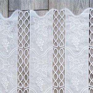 Vintage curtain Breeze bise in embroidered lace, Syle shabby chic Manufacture Française cantonnière