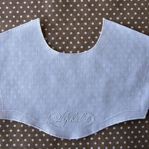 Faux Col plastron  bavette "alphabet" sur tissu coton milleraies customisation vêtement de poupée, enfant, robe de baptème, robe bébé