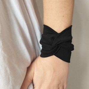 Pulsera de muñeca con giro negro, accesorio de moda para mujeres y adolescentes, ideal para cubrir tatuajes de muñeca, joyas de tela para cubrir cicatrices.
