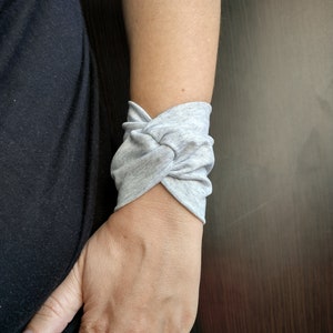 Pulsera de puño trenzado gris, pulsera de puño gris, accesorio de moda, pulsera para mujer, pulsera para adolescentes, tela para cubrir tatuajes de muñeca, jersey de algodón