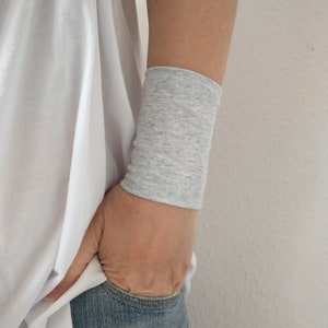 Brazalete ancho de muñeca gris, brazaletes de jersey para cubrir tatuajes de muñeca, accesorios grises para mujer, brazalete de tela para adultos y adolescentes.