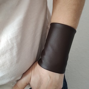 マットブラウンのフェイクレザーリストカフス、ワイドリストカフブレスレット、ゴシックタトゥーカバーアップ、ブラックブレスレット、大人用パンクロックリストバンド、ティーンズリスト