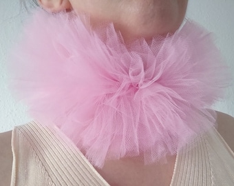 Rosa tyllkrage med volang, beige halsband, viktoriansk krage, elisabetansk krage, renässanskrage, volangkrage, drottningkrage, DHL
