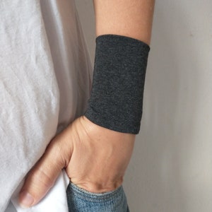 Bracelet manchette large noir, tatouage au poignet en jersey noir, bracelets, accessoires pour femmes, manchette en tissu adulte, poignet pour ados image 7