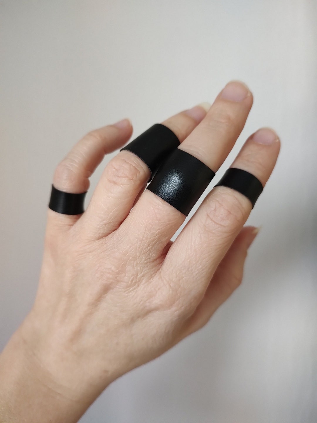 Black on sale finger ring
