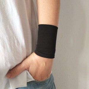 Brazalete ancho negro para muñeca, brazalete de jersey negro para cubrir tatuajes en la muñeca, accesorios para mujer, brazalete de tela para adultos y adolescentes.