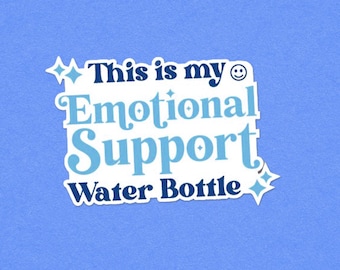 Peut inclure: Un autocollant rectangulaire à fond blanc et bordure bleue portant l'inscription "This is my Emotional Support Water Bottle" en lettres bleues et bleu clair, agrémenté de petites étoiles bleues et d'un petit smiley.