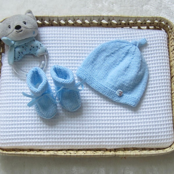 Bonnet/chapeau de lutin et chaussons naissance bleu ciel - Fait Main au tricot