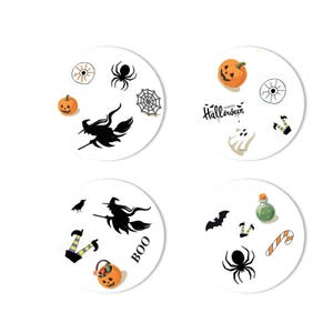 Puede incluir: Cuatro posavasos blancos con diseños de Halloween. Cada posavasos presenta un diseño diferente, que incluye una bruja en una escoba, una calabaza, una araña, una telaraña, un fantasma y la palabra "Boo". También está presente la frase "Happy Halloween".