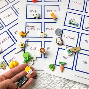 Pode incluir: Cartões flash Montessori educativos com palavras em caixas vermelhas e azuis, combinados com objetos 3D em miniatura. Inclui uma bola de futebol, uma cenoura, uma chávena de café e um mini boombox.
