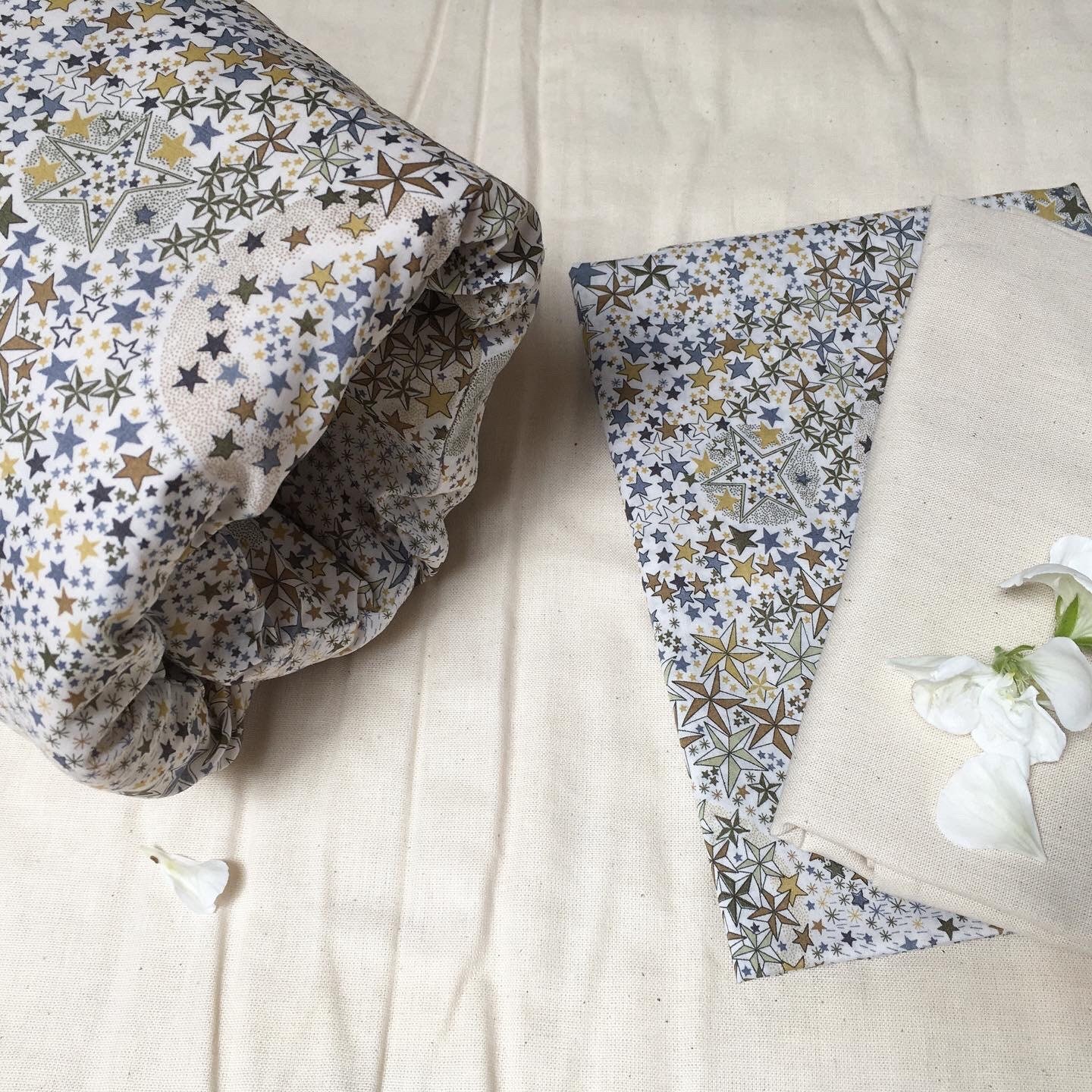 Housse Liberty® Topponcino Montessori, Veritable Liberty Londres Adelajda, Étoiles Bleu Gris Taupe, 