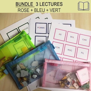 Op de afbeelding: Een bundel educatief materiaal met drie mesh ritszakjes in groen, blauw en roze, gevuld met kleine voorwerpen. Gedrukte kaarten met Franse en Engelse woorden zijn zichtbaar, samen met de tekst "BUNDLE 3 LECTURES ROSE + BLEU + VERT".
