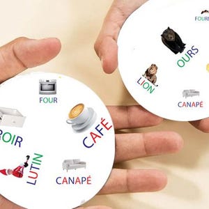 Peut inclure: Deux ronds blancs avec des illustrations et du texte. L'un présente une tasse de café, un four, un tiroir, un canapé et un lutin. L'autre montre un ours, un lion, des chips, une fourmi et un canapé.