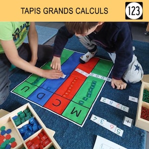Peut inclure: Un tapis de mathématiques éducatif coloré avec le texte "TAPIS GRANDS CALCULS" et le numéro "123". Des enfants utilisent le tapis avec des blocs de bois et des cartes de nombres. Le tapis est divisé en sections rouges, bleues et vertes.