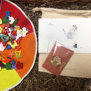 Coffret Merci Maitresse Montessori, cadeau fin d'année, pin's arrosoir, + carte , + cercle chromatique 6 couleurs + objets  bois à manipuler