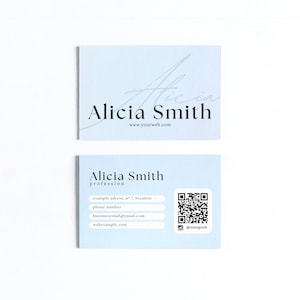 Puede incluir: Una tarjeta de visita azul claro con el nombre Alicia Smith y el sitio web www.yourweb.com. La tarjeta también incluye un código QR y el texto @instagram.