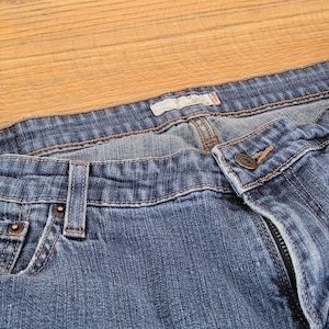 Classic LEVI&#39;S Women&#39;s Jeans size 18, Five (5) Pockets, Simple Design, Bootcut