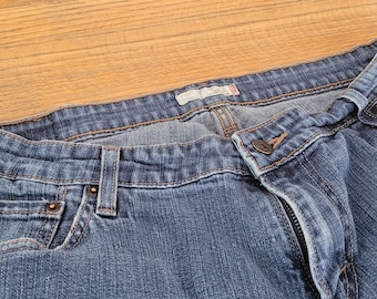 Classic LEVI'S Women's Jeans size 18, Five (5) Pockets, Simple Design, Bootcut