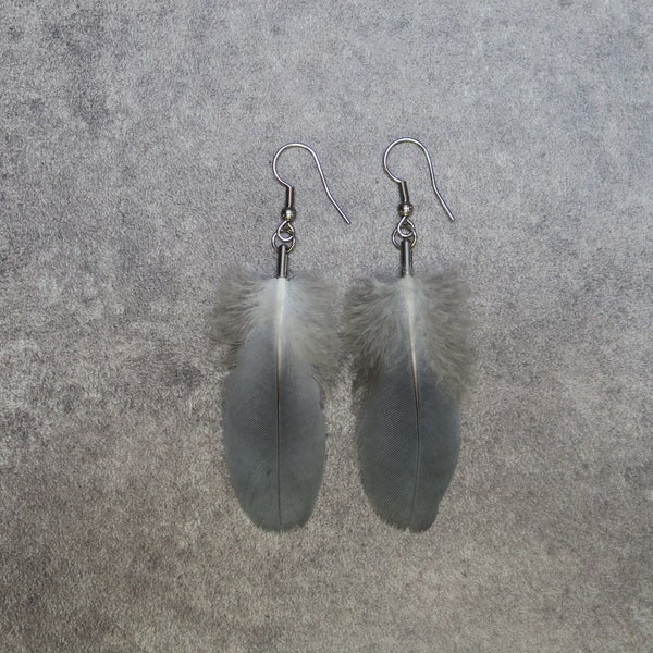 Boucles d'Oreilles Plumes Naturelles Ethiques Grises, Bijoux Uniques Fait Main