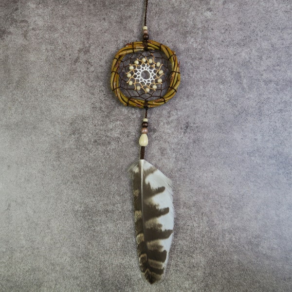 Attrape Rêves Plume Naturelle Ethique, Mini Dreamcatcher pour Voiture, Petit Capteur de Rêves en Osier, Cadeau Unique Fait Main