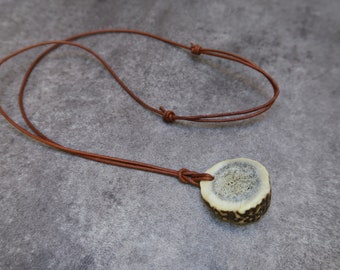 Bijou en Bois de Cerf Naturel, Pendentif Bois de Cerf Ethique, Collier en Cuir Brun, Cadeau Unique Fait Main