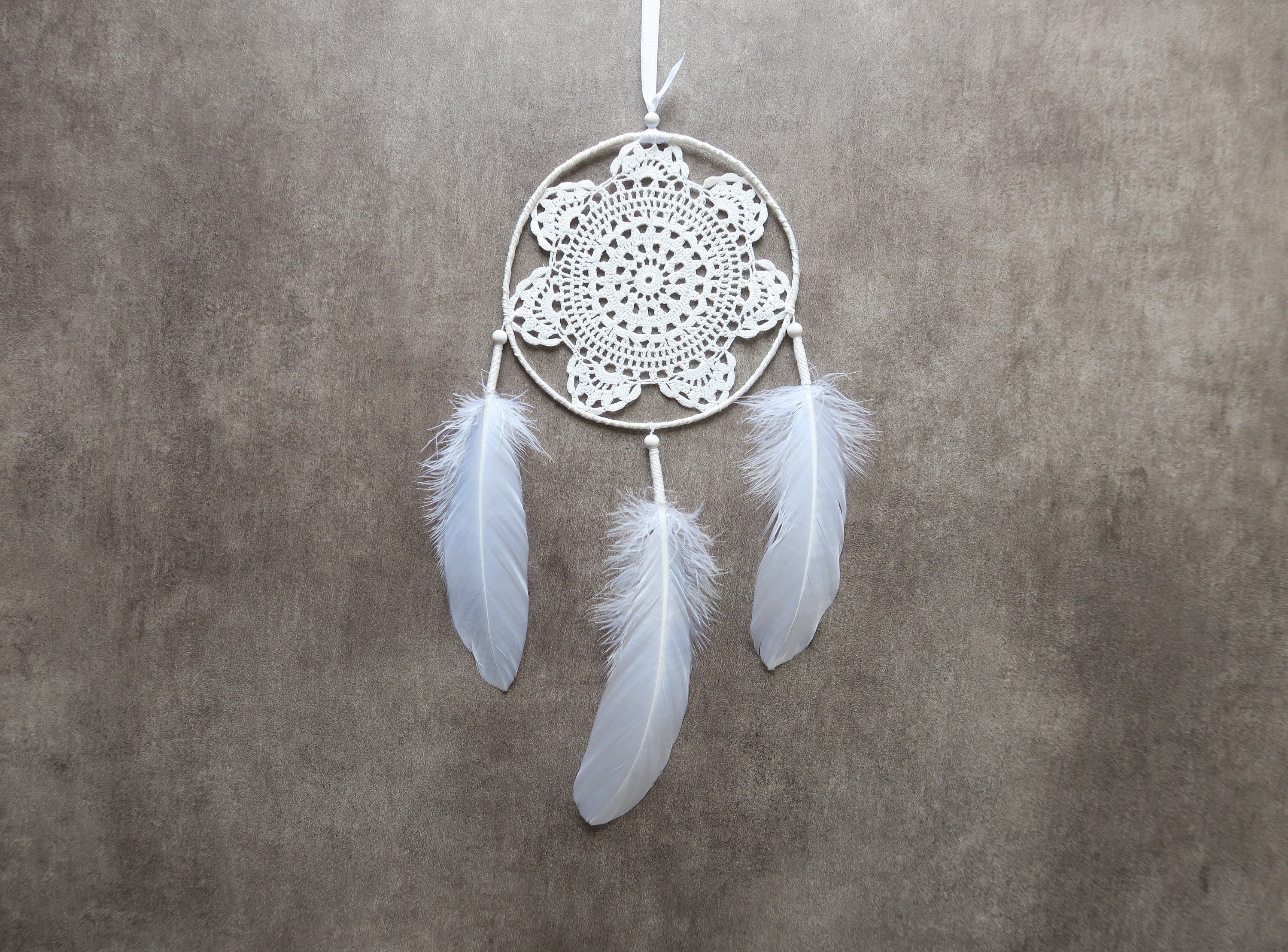 Attrape Rêves Blanc Bohème, Dreamcatcher Crocheté Main avec Grandes Plumes Blanches, Capteur de Uniq