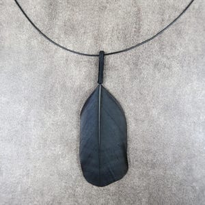 Anhänger aus natürlicher Rabenfeder, ethisch produzierte Halskette mit schwarzer Feder, einzigartiger Schmuck, Rabe als Totemtier